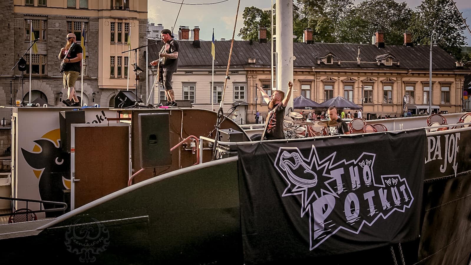 Thö Potküt keikalla Papa Joe jokilaivan kannella Turussa kesällä 2024